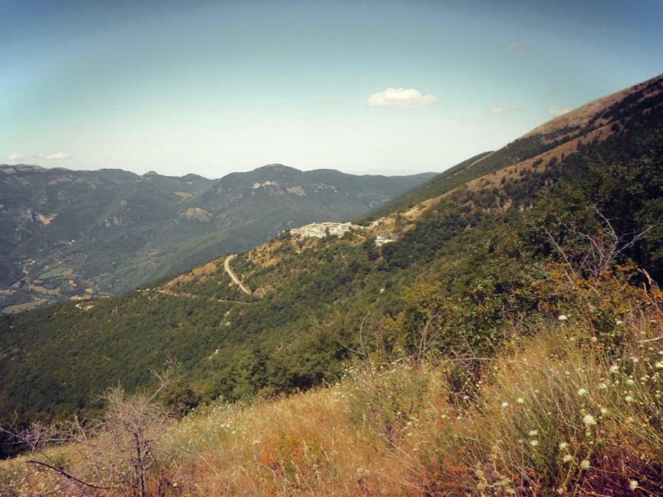 Le Case Dell'Arco - Monte San Vito Scheggino Luaran gambar