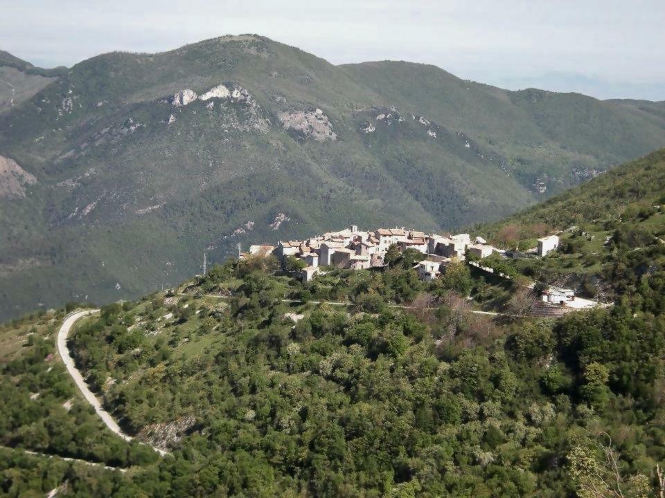 Le Case Dell'Arco - Monte San Vito Scheggino Luaran gambar